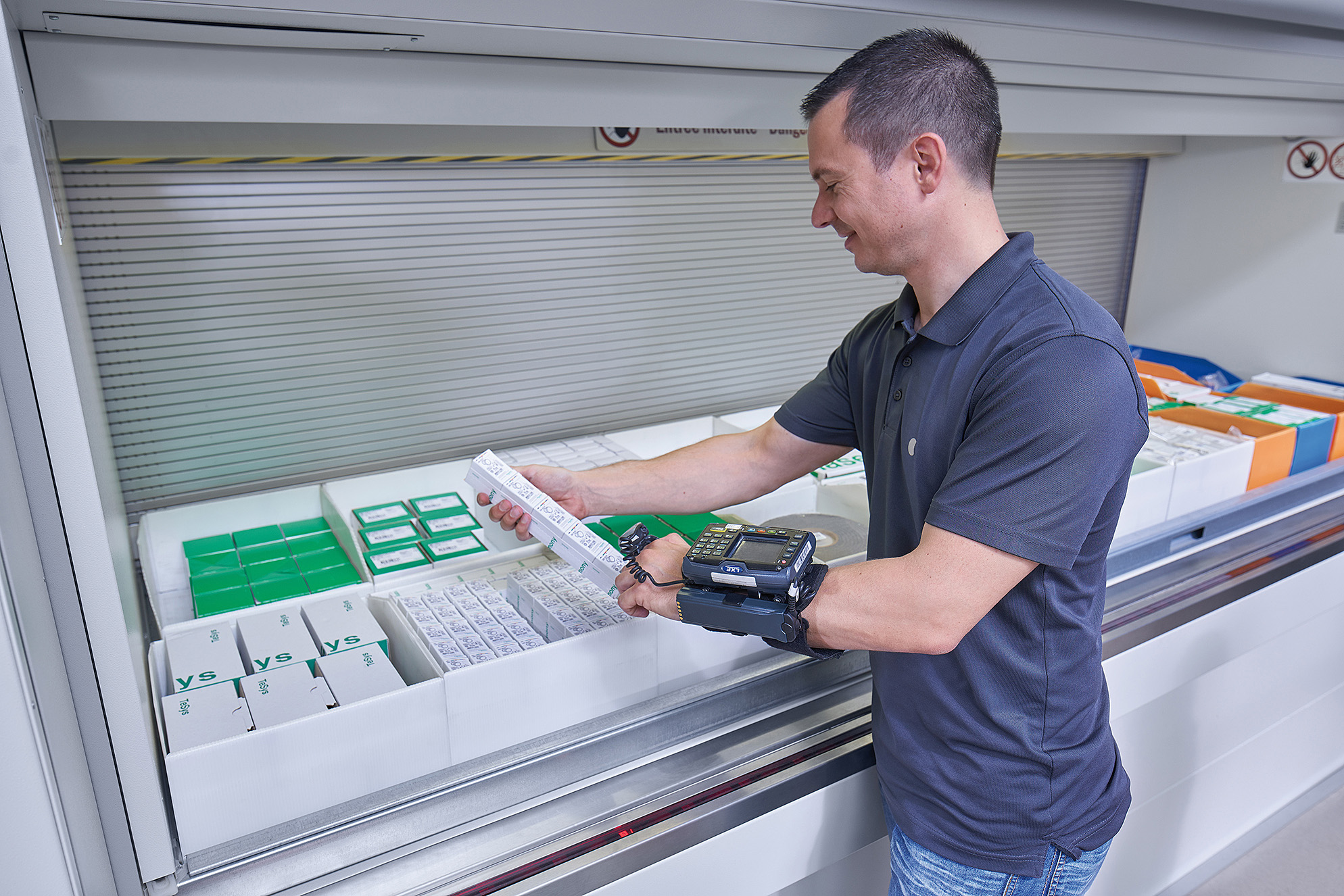 Funcionário a utilizar sistema digital para controlo de stock em tempo real