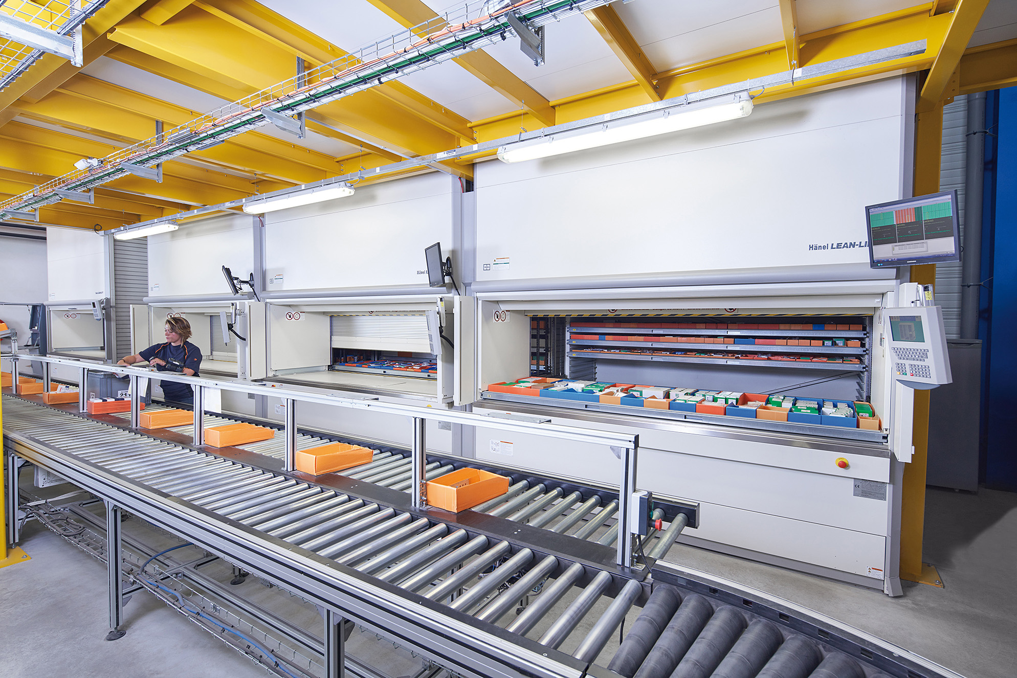 Sistema automático de armazém com tapetes rolantes para transporte de mercadorias