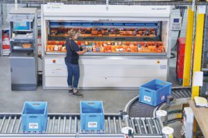 Exemplo de automação de armazéns com tapetes rolantes e sistemas logísticos automatizados.