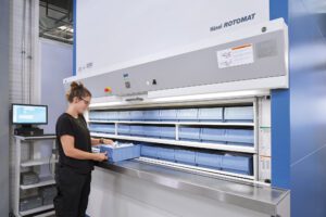 Operadora a retirar componente de armazém automático